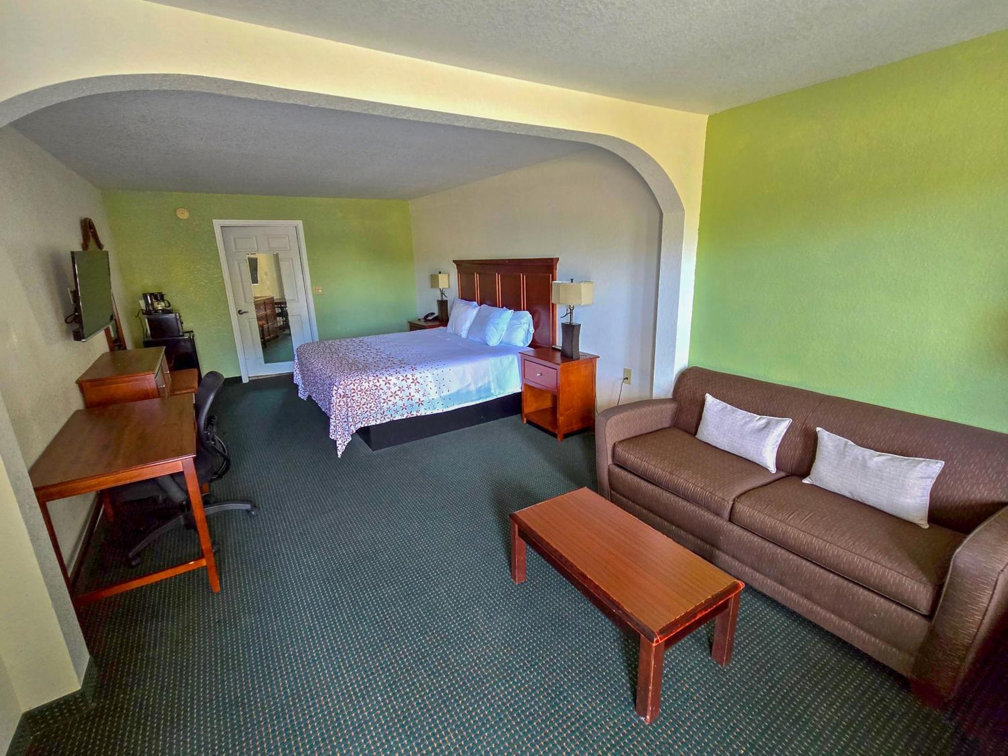 Garden Inn And Suites Near Callaway Gardens Pine Mountain Exterior photo